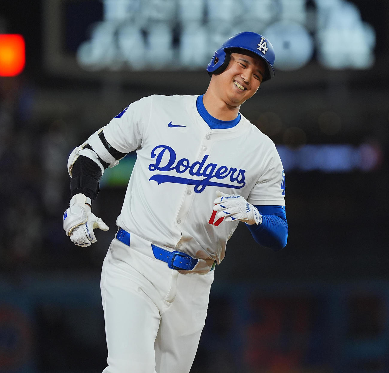 ドジャース対ガーディアンズ　6回裏ドジャース1死、中越えに45号ソロ本塁打を放ち、笑顔でダイヤモンドを回る大谷（撮影・菅敏）
