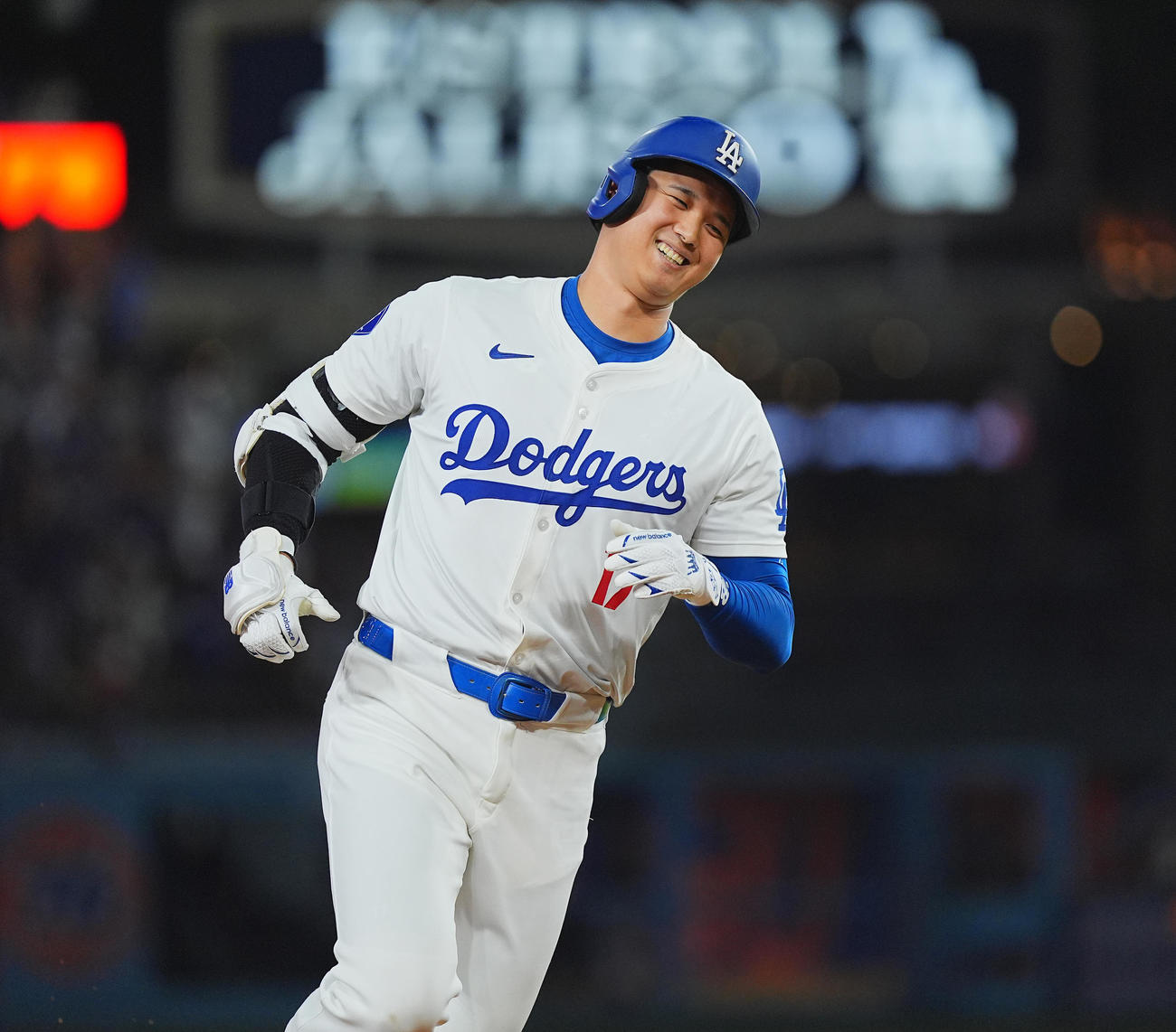 ドジャース対ガーディアンズ　6回裏ドジャース1死、中越えに45号ソロ本塁打を放ち、笑顔でダイヤモンドを回る大谷（撮影・菅敏）