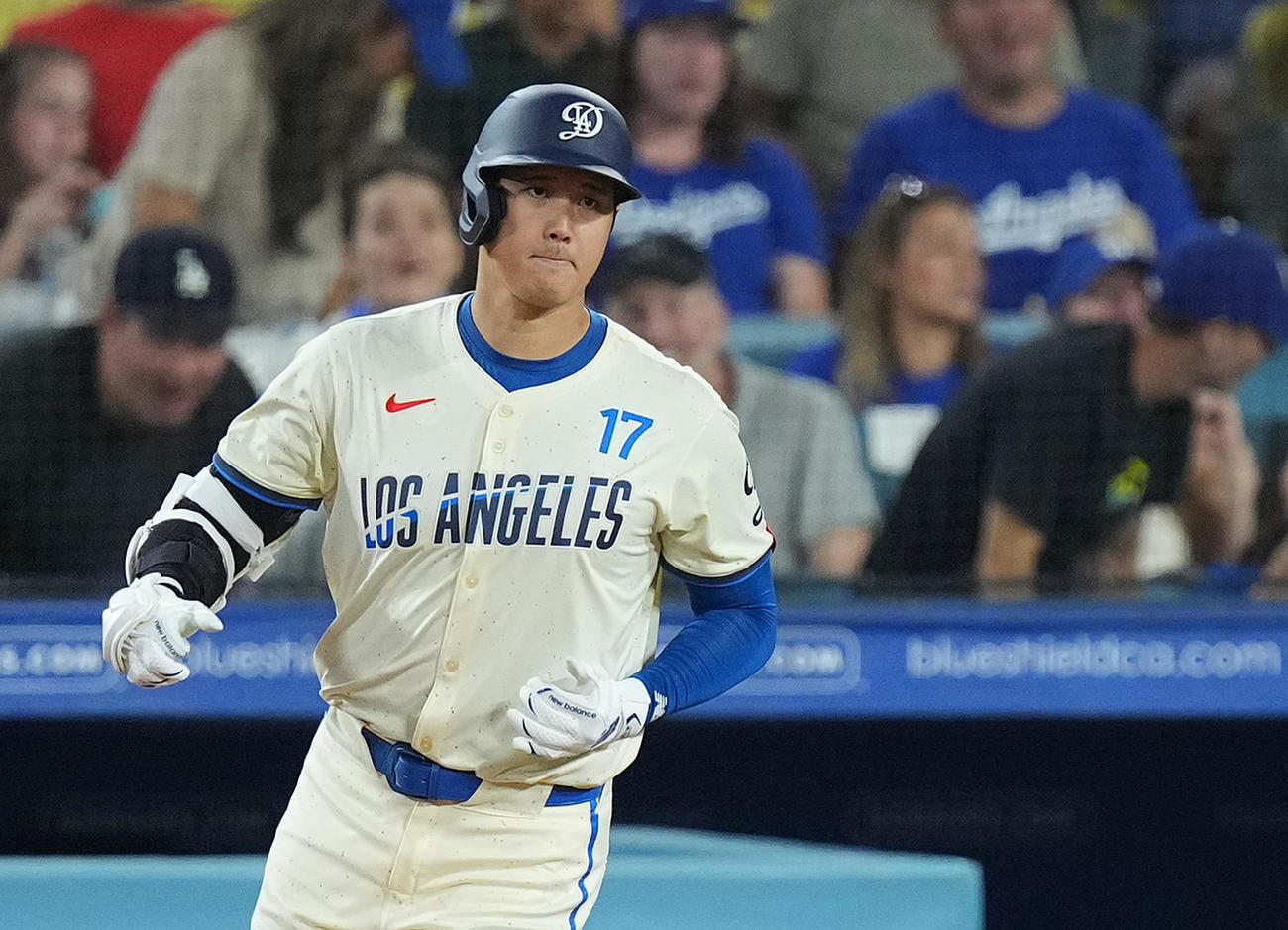 ドジャース対ガーディアンズ　6回裏ドジャース2死、左飛に倒れ、浮かない表情を見せる大谷（撮影・菅敏）