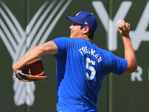 ドジャース対ガーディアンズ 試合前、キャッチボールで調整するドジャース大谷(撮影・菅敏)