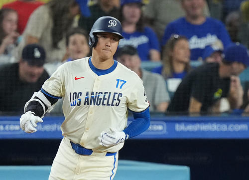 ドジャース対ガーディアンズ 6回裏ドジャース2死、左飛に倒れ、浮かない表情を見せる大谷(撮影・菅敏)
