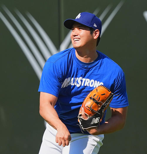 ドジャース対ガーディアンズ 試合前、キャッチボールで調整するドジャース大谷(撮影・菅敏)