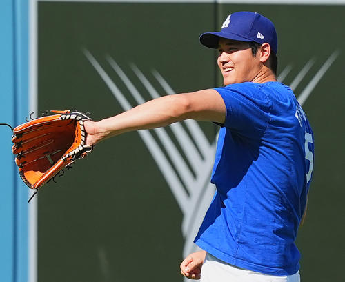 ドジャース対ガーディアンズ 試合前、キャッチボールで調整するドジャース大谷(撮影・菅敏)