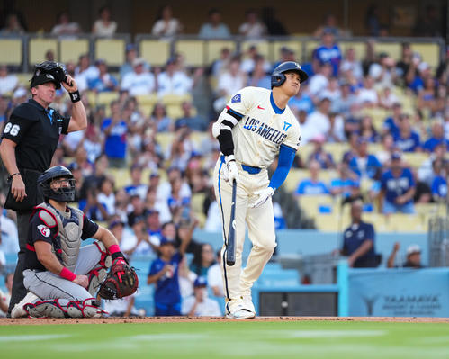 ドジャース対ガーディアンズ 1回裏ドジャース無死、特大ファウルを放つ大谷(撮影・菅敏)