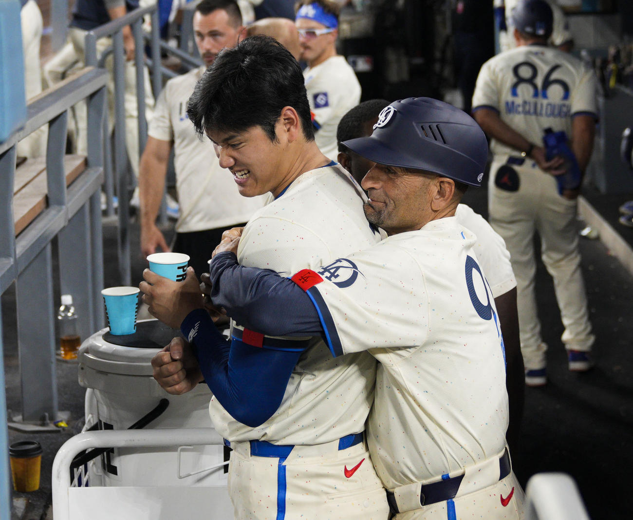 ガーディアンズ戦のベンチでコーチ（右）とじゃれ合うドジャース大谷（共同）