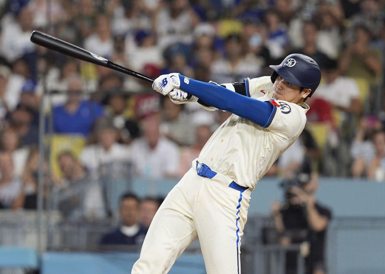ガーディアンズ戦の6回、左飛に倒れるドジャース大谷（共同）