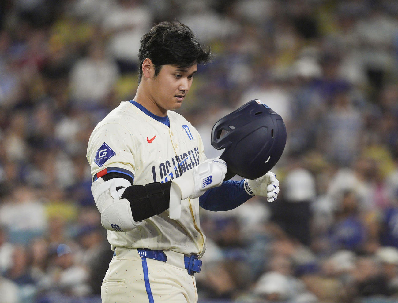 ガーディアンズ戦の6回、左飛に倒れたドジャース大谷（共同）