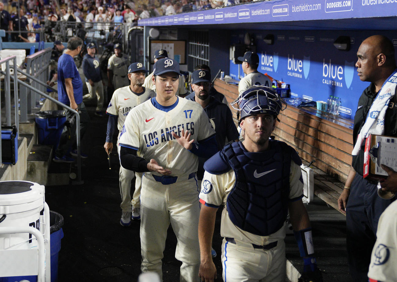 ガーディアンズに勝利し引き揚げるドジャース大谷（中央）（共同）