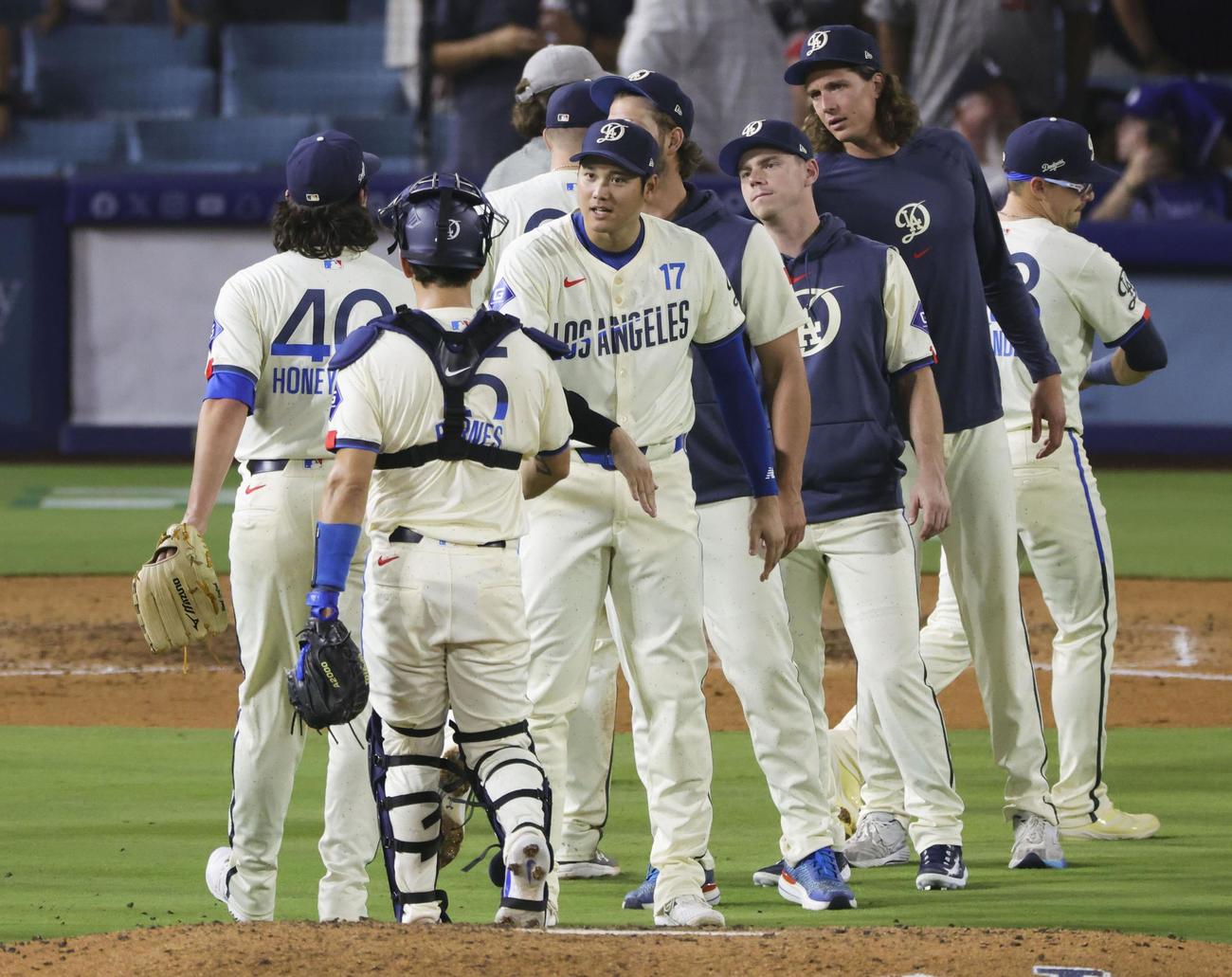 ガーディアンズに勝利しチームメートを迎えるドジャース大谷（中央）（共同）