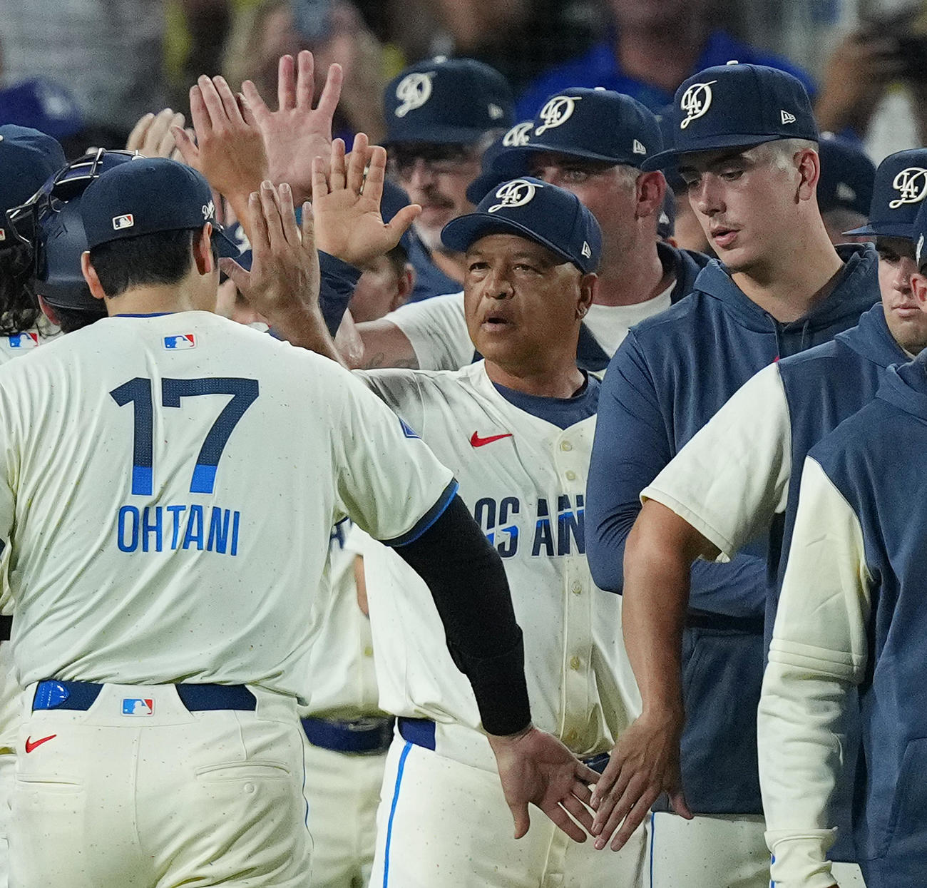 ドジャース対ガーディアンズ　ガーディアンズに勝利し、大谷（左）をタッチで迎えるロバーツ監督（中央）（撮影・菅敏）