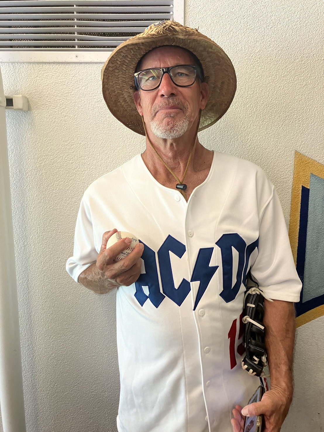 ドジャース大谷の自己最多タイの46号の本塁打ボールをキャッチした男性ファン（撮影・久保賢吾）