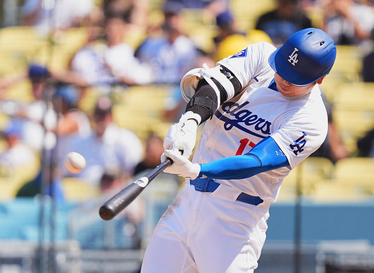 ドジャース対ガーディアンズ　5回裏ドジャース1死、右翼ポール際に46号ソロ本塁打を放つ大谷（撮影・菅敏）