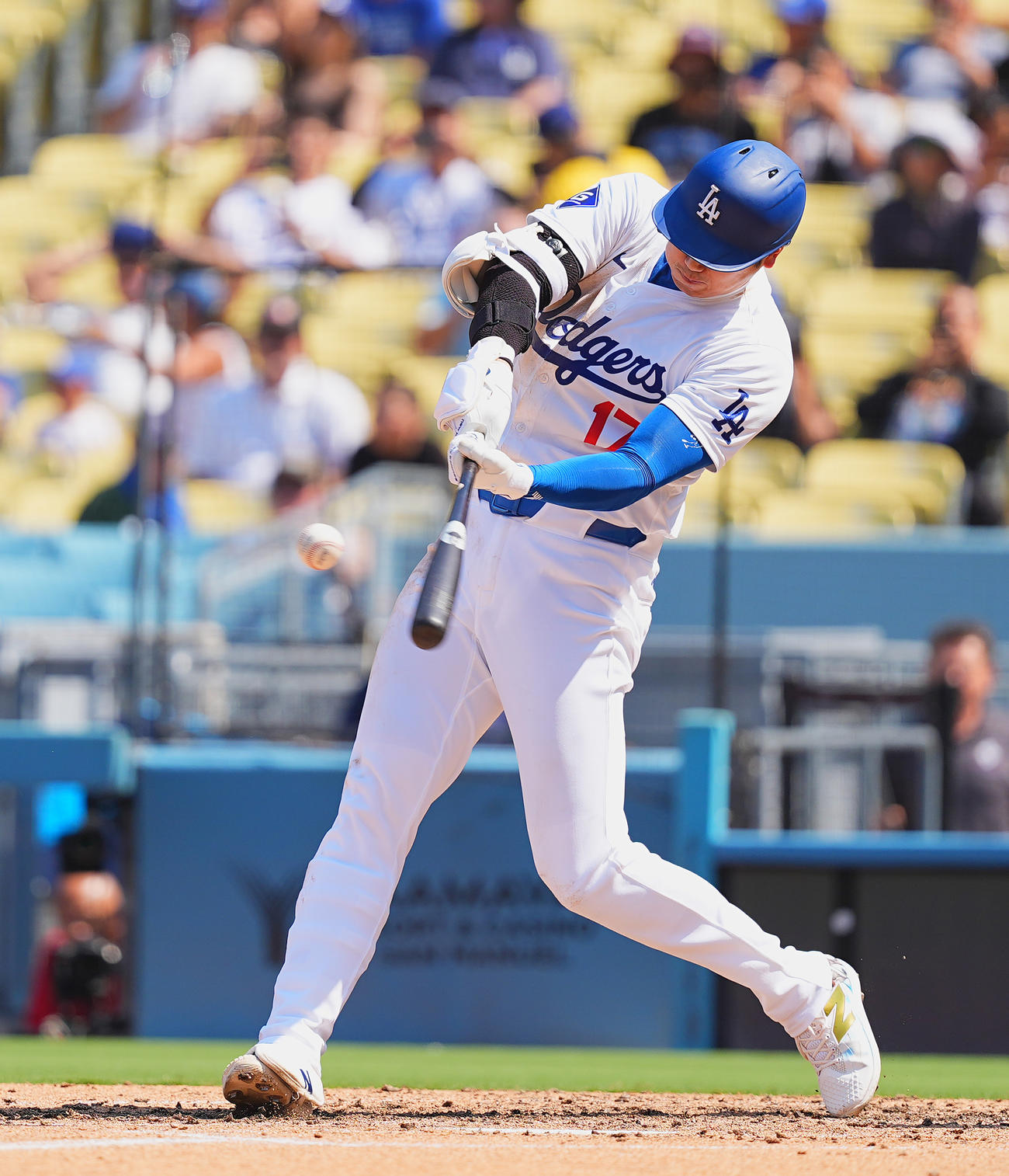 ドジャース対ガーディアンズ　5回裏ドジャース1死、右翼ポール際に46号ソロ本塁打を放つ大谷（撮影・菅敏）