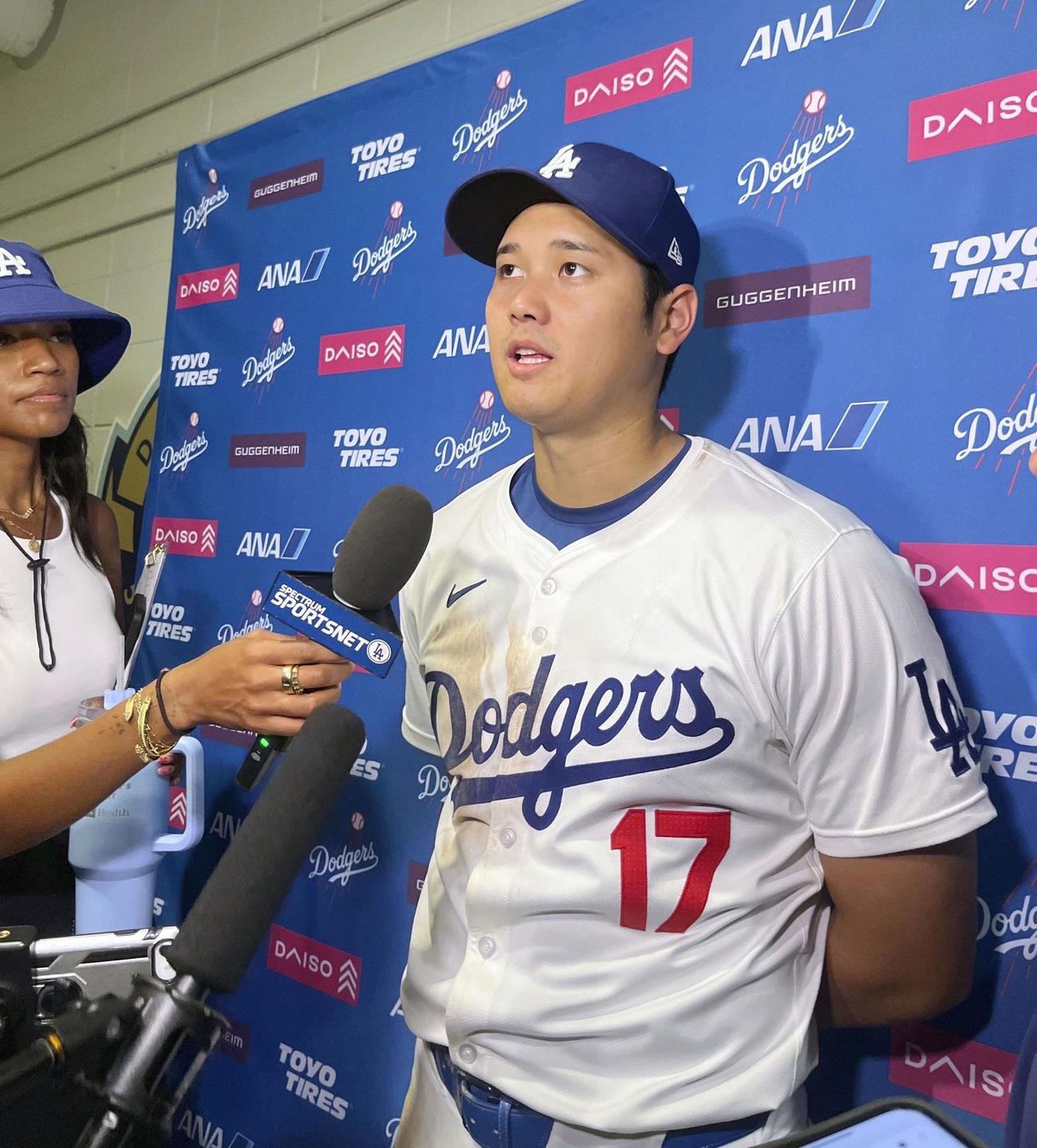試合後、取材に応じるドジャース大谷（共同）