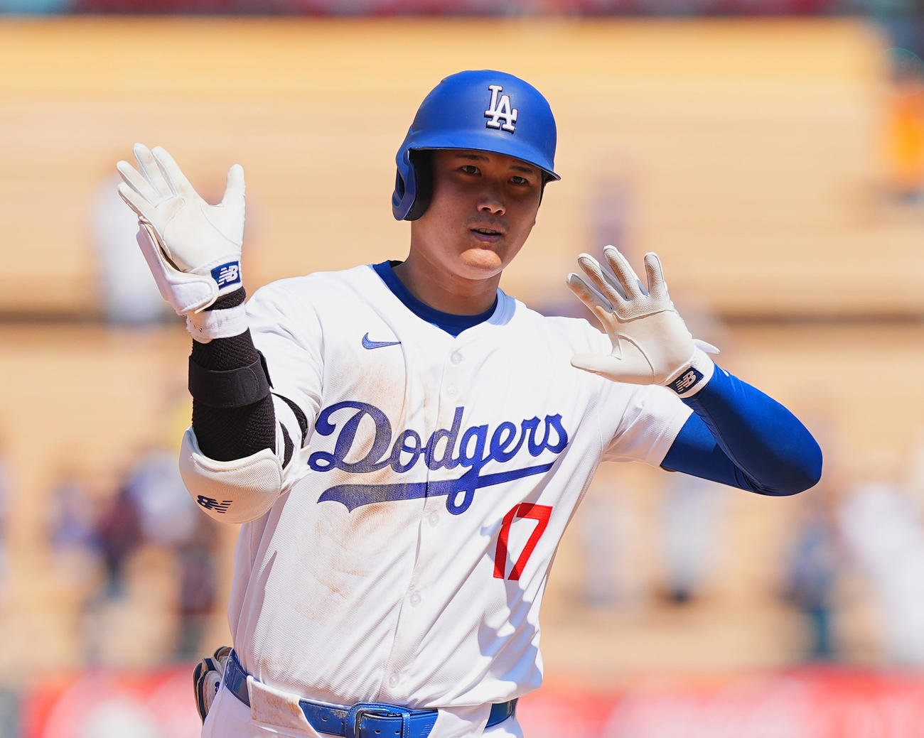 ドジャース対ガーディアンズ　5回裏ドジャース1死、右翼ポール際に46号ソロ本塁打を放ち、ベンチに向かってポーズをとる大谷（撮影・菅敏）
