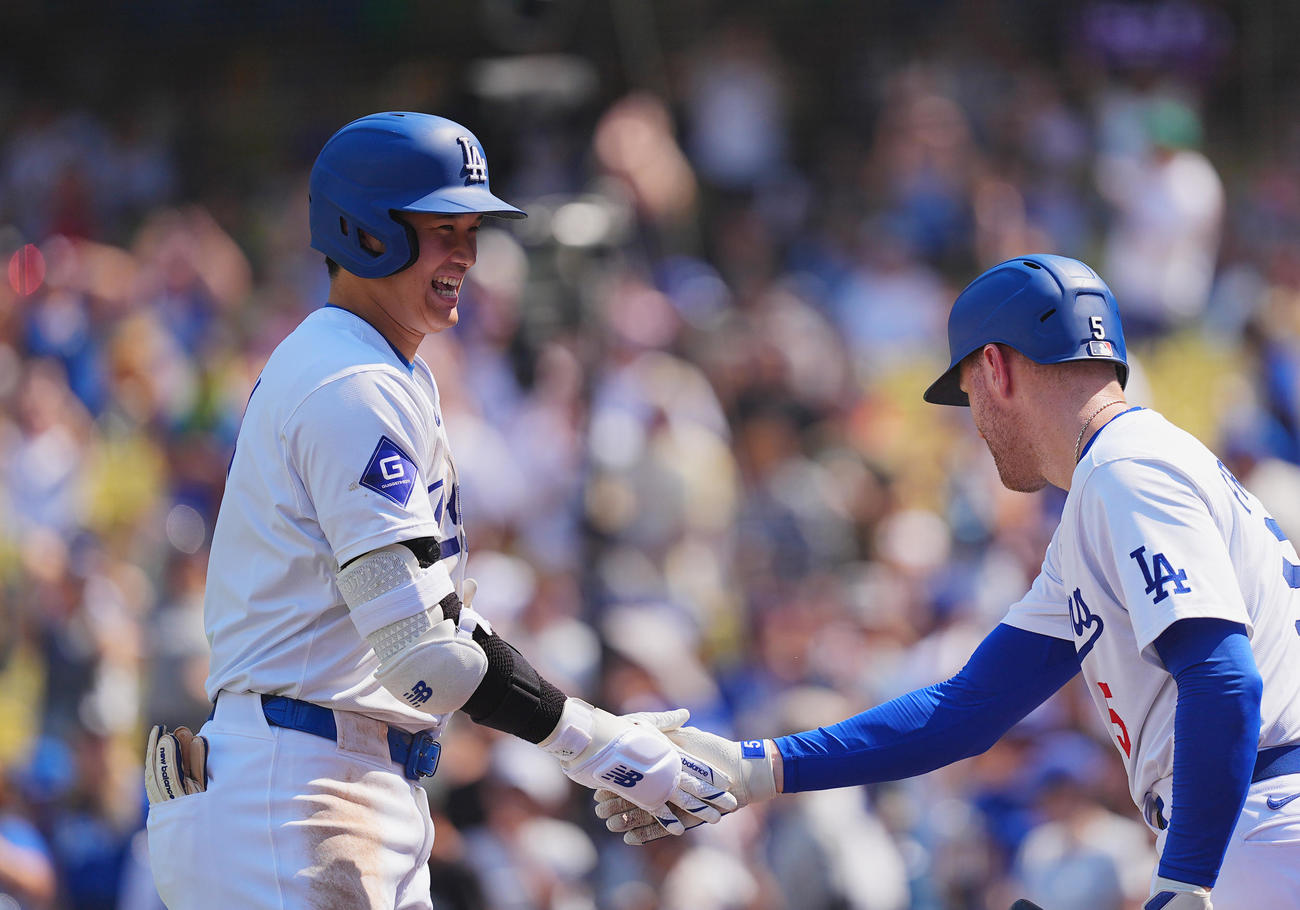 ドジャース対ガーディアンズ　5回裏ドジャース1死、右翼ポール際に46号ソロ本塁打を放ち、フリーマン（右）にタッチで迎えられる大谷（撮影・菅敏）