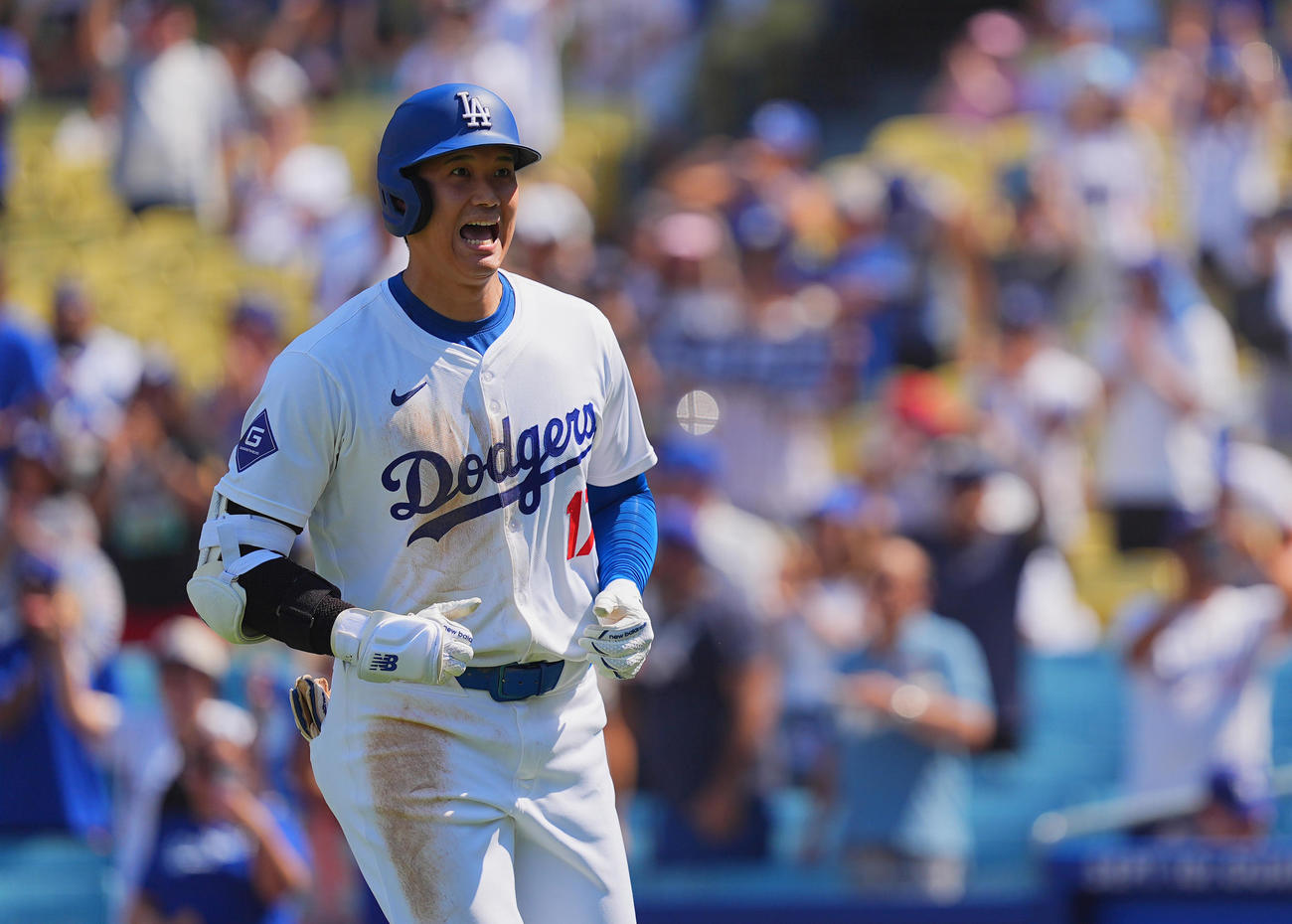 ドジャース対ガーディアンズ　5回裏ドジャース1死、右翼ポール際に46号ソロ本塁打を放ち、ベンチに向かっておどけた表情を見せる大谷（撮影・菅敏）