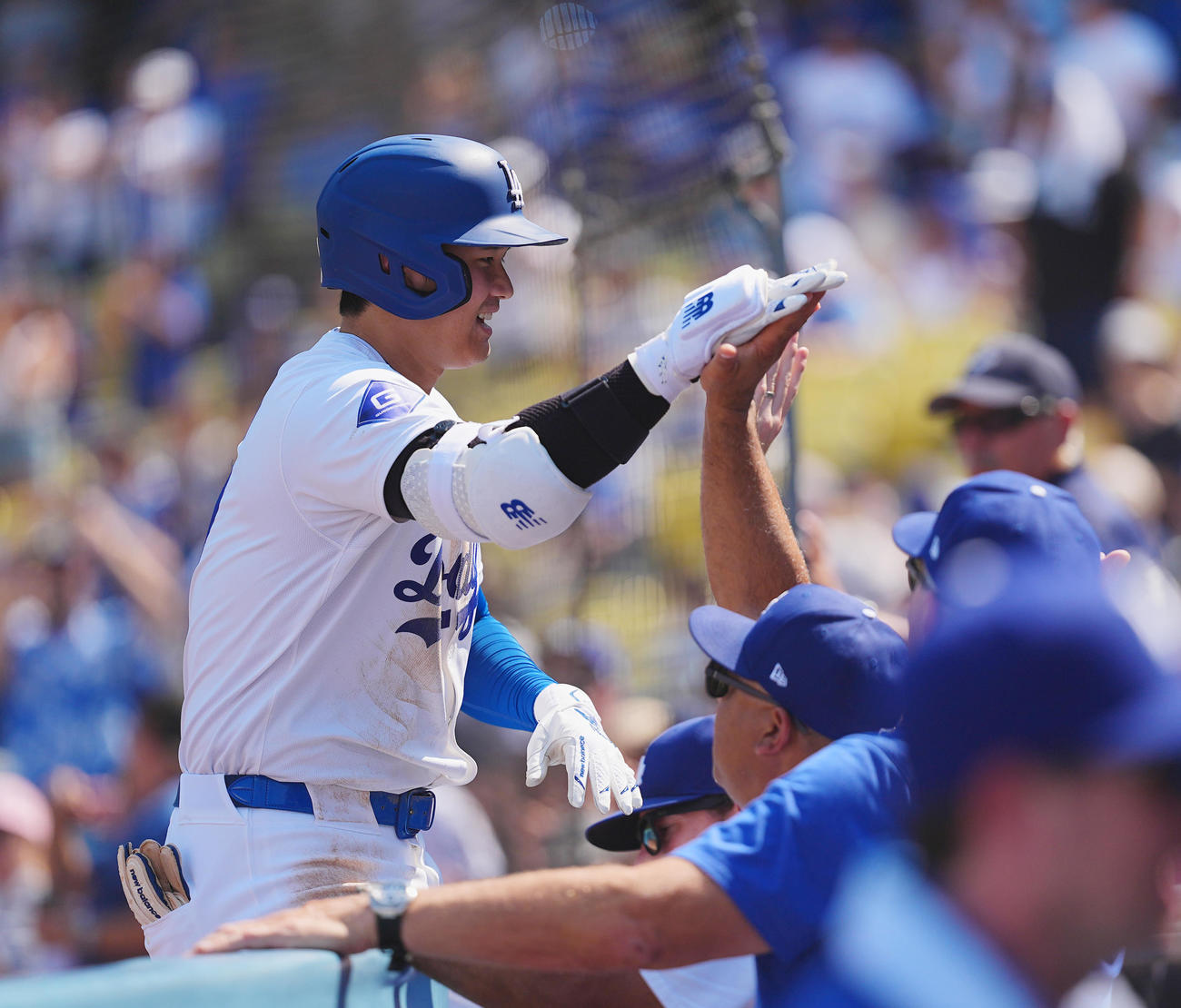 ドジャース対ガーディアンズ　5回裏ドジャース1死、右翼ポール際に46号ソロ本塁打を放ち、ロバーツ監督（右下）にタッチで迎えられる大谷（撮影・菅敏）