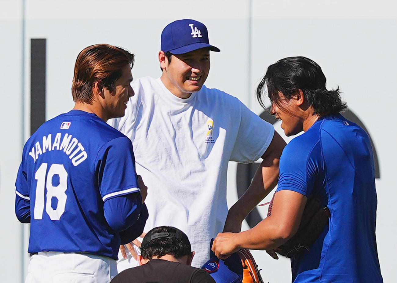 ドジャース対カブス　試合前、フィールドで談笑する、左から山本、大谷、今永（撮影・菅敏）