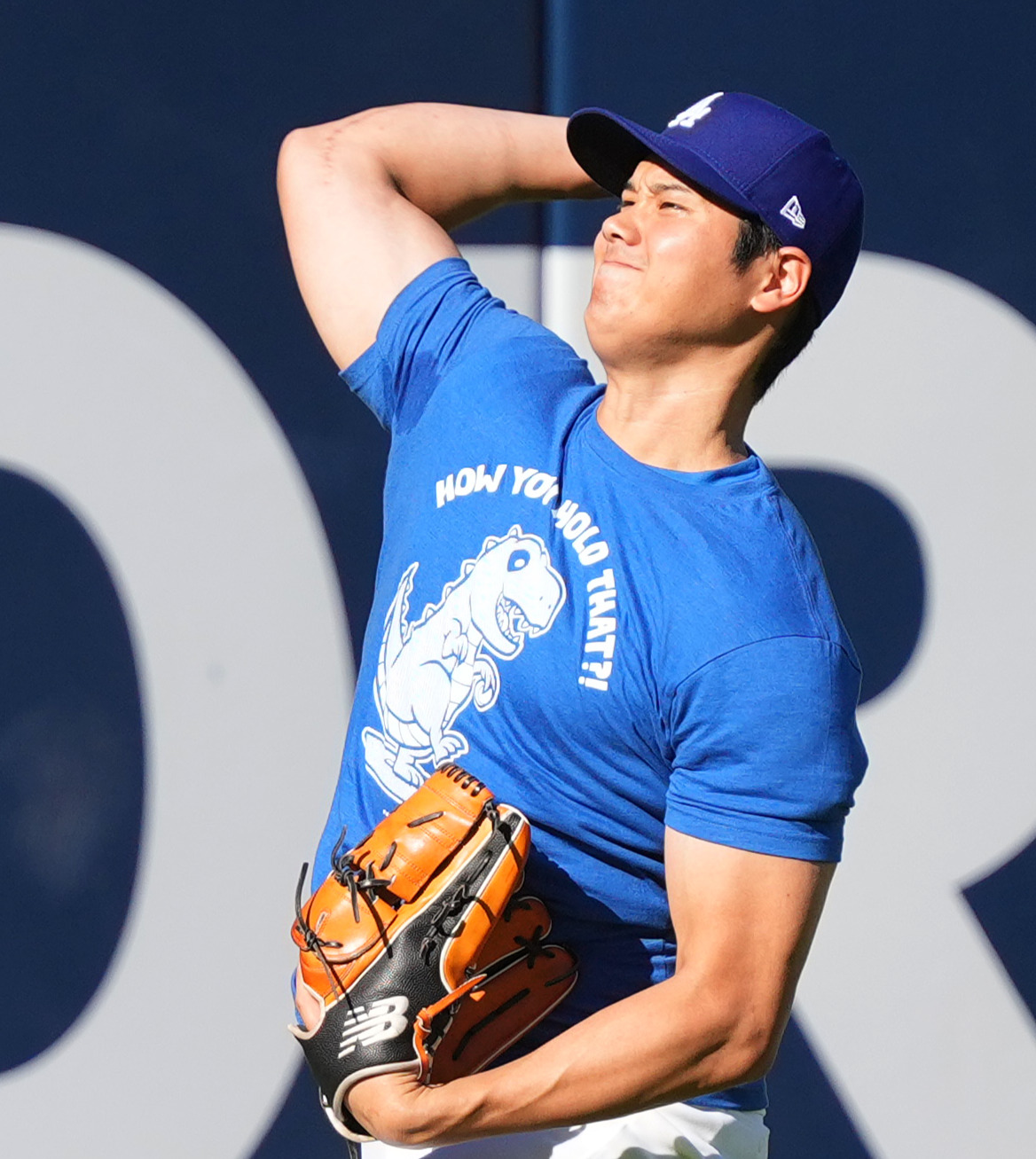 ドジャース対カブス　試合前、恐竜のイラストが描かれたTシャツを着て練習をするドジャース大谷（撮影・菅敏）