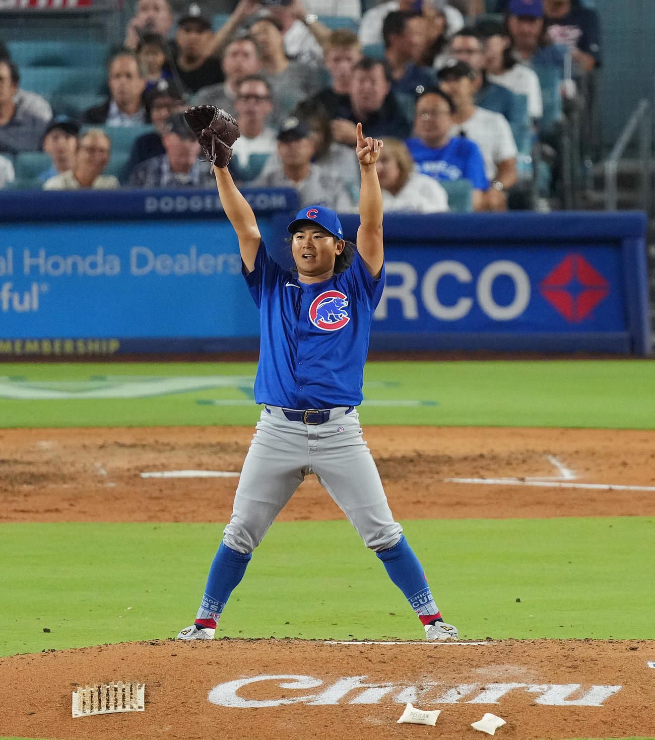 ドジャース対カブス　7回裏ドジャース2死一塁、E・ヘルナンデスを中飛を好捕したナインに向かってポーズをとる今永（撮影・菅敏）