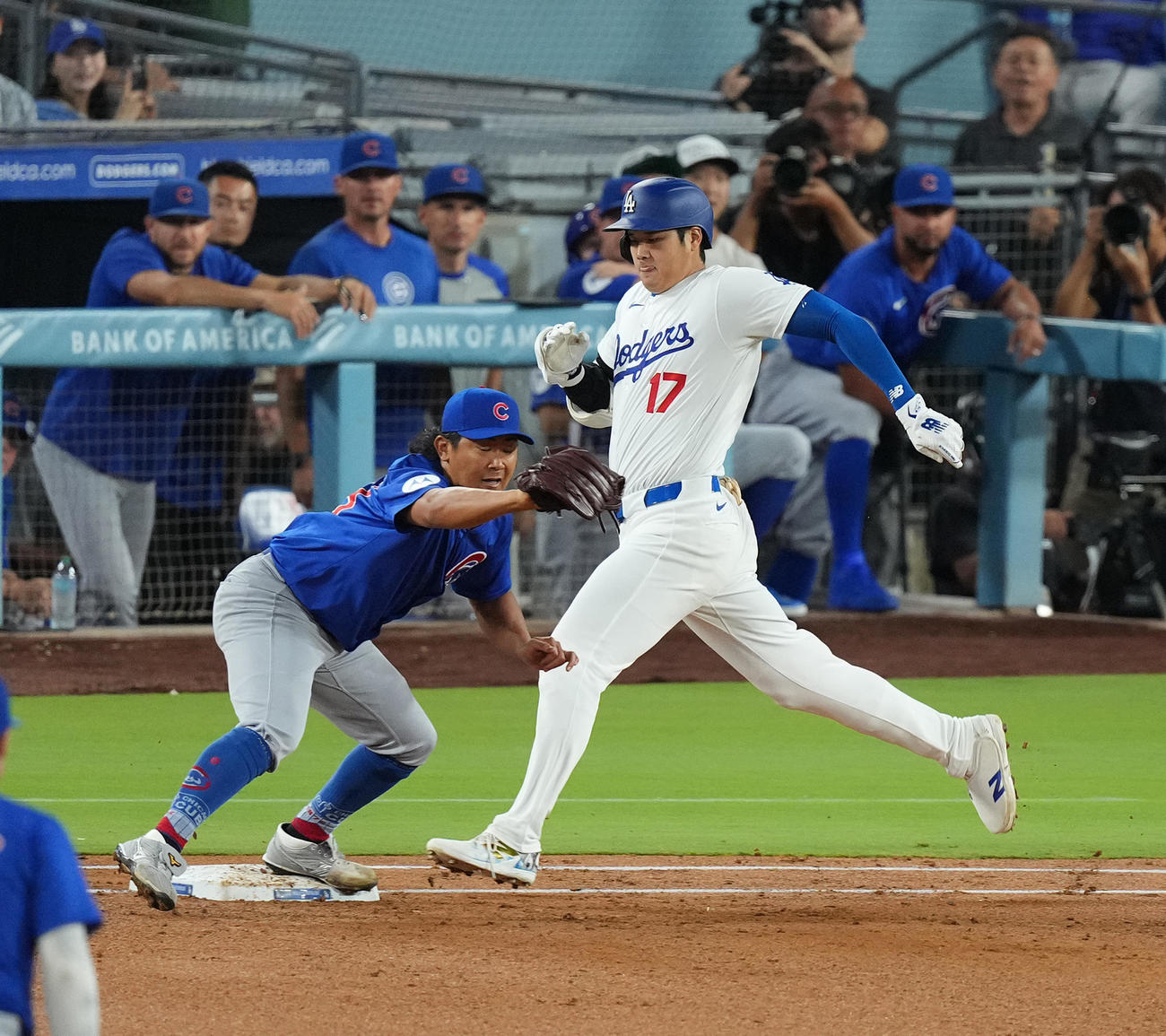 ドジャース対カブス　3回裏ドジャース無死一、二塁、一ゴロに倒れる大谷。左はベースカバーに入る投手今永（撮影・菅敏）