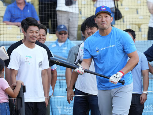 ドジャース対カブス　試合前、球場を訪れたボクシング世界チャンピオンの中谷（左）と談笑するカブス鈴木（撮影・菅敏）