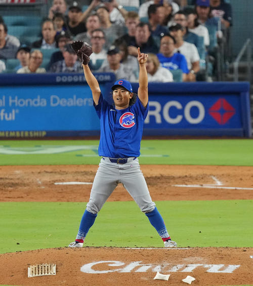 ドジャース対カブス　7回裏ドジャース2死一塁、E・ヘルナンデスを中飛を好捕したナインに向かってポーズをとる今永（撮影・菅敏）