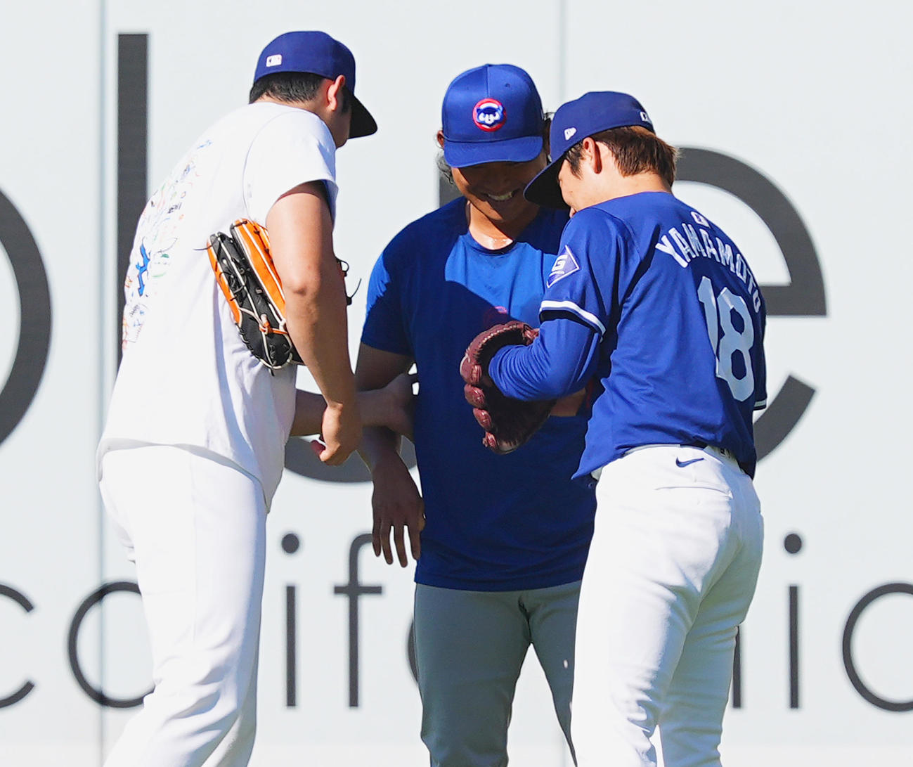 ドジャース対カブス　試合前、フィールドで談笑する、左から山本、大谷、今永（撮影・菅敏）