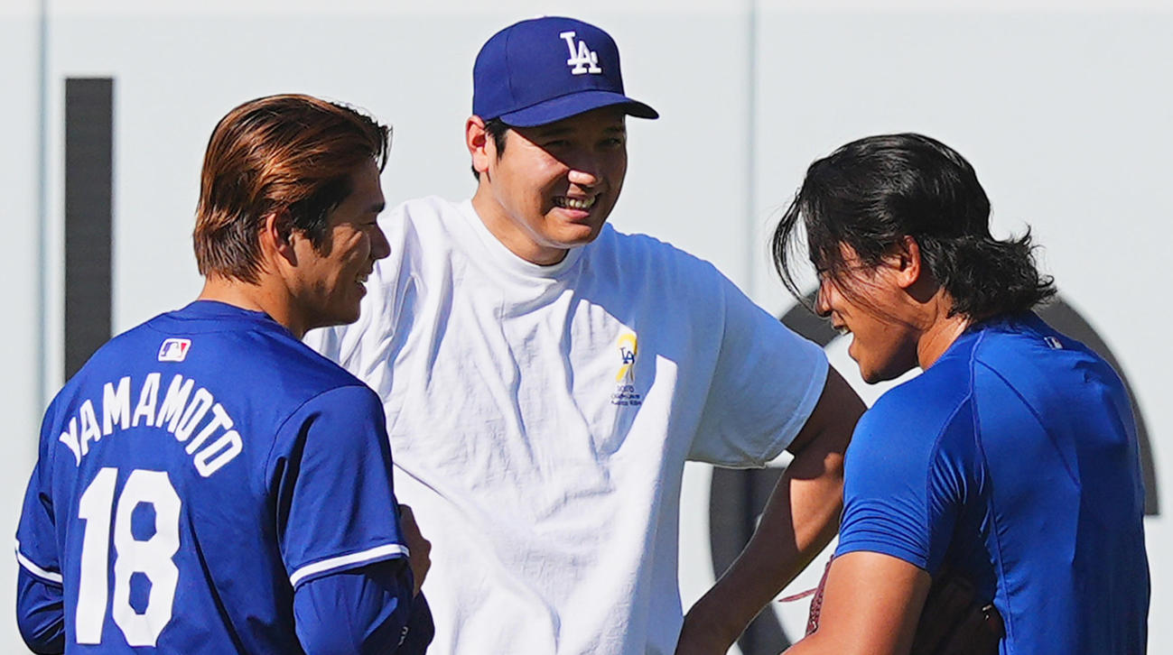 ドジャース対カブス　試合前、フィールドで談笑する、左から山本、大谷、今永（撮影・菅敏）
