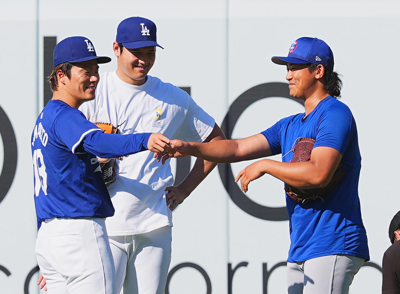 ドジャース対カブス　試合前、フィールドで談笑する、左から山本、大谷、今永（撮影・菅敏）
