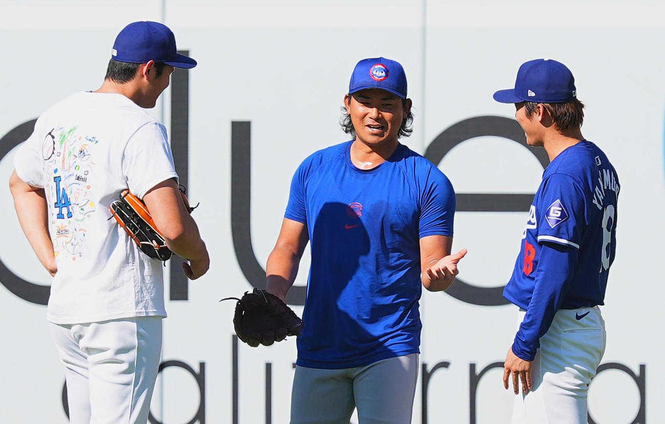 ドジャース対カブス　試合前、フィールドで談笑する、左から山本、大谷、今永（撮影・菅敏）