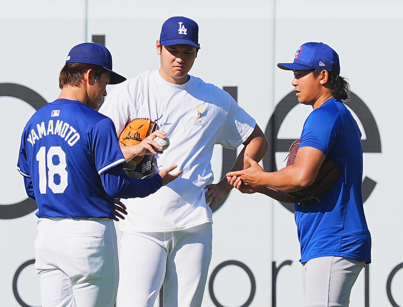 ドジャース対カブス　試合前、フィールドで話す、左から山本、大谷、今永（撮影・菅敏）