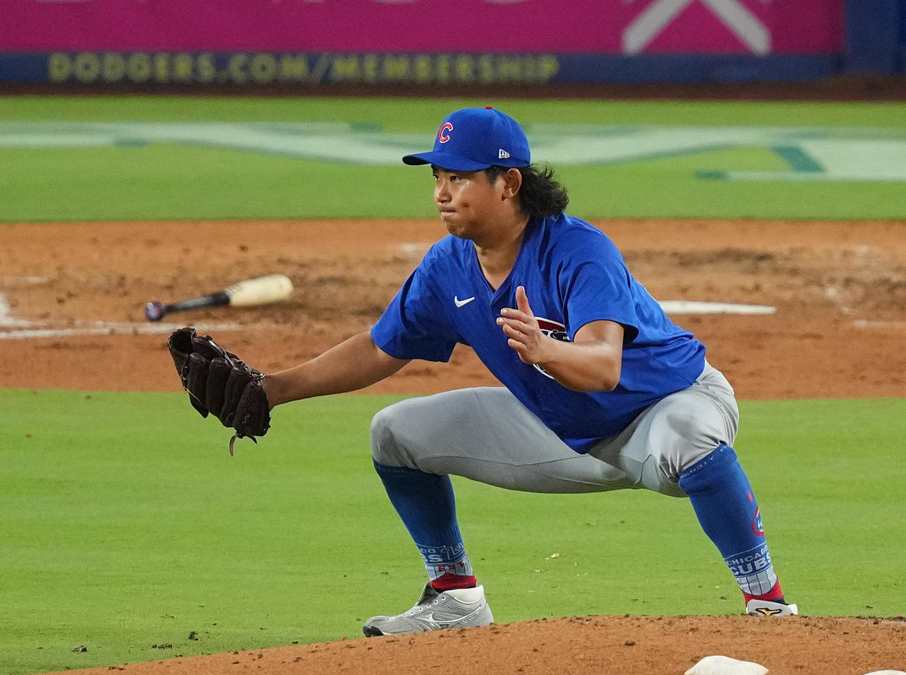 ドジャース対カブス　6回の投球を終え、グラブをたたくカブス今永（撮影・菅敏）