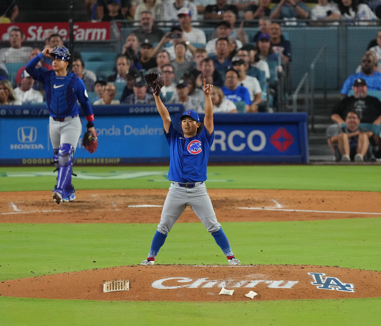 ドジャース対カブス　7回裏ドジャース2死一塁、E・ヘルナンデスを中飛を好捕したナインに向かってポーズをとる今永（撮影・菅敏）