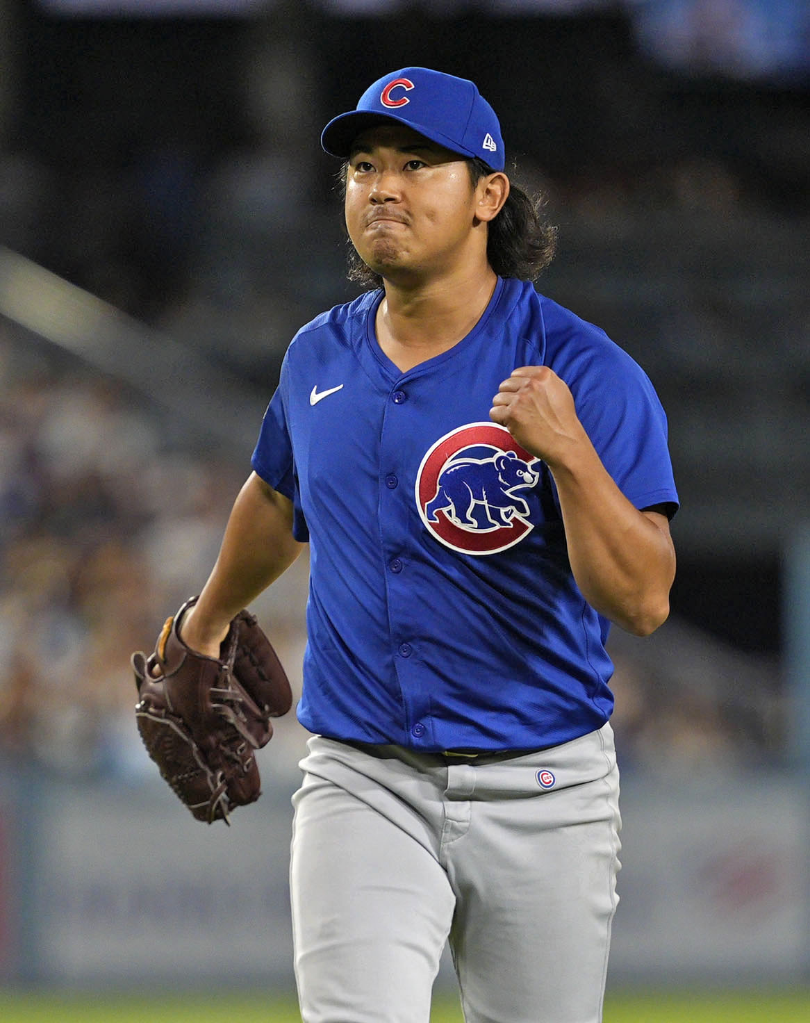 ドジャース戦で3回を投げ終え、ガッツポーズでベンチに戻るカブス今永（共同）