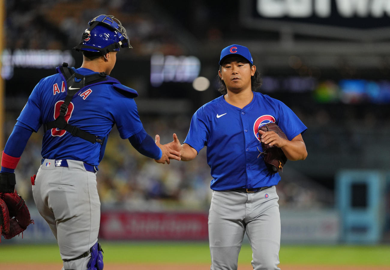 ドジャース対カブス　1回の投球を終え、捕手とタッチをするカブス今永昇太（右）（撮影・菅敏）
