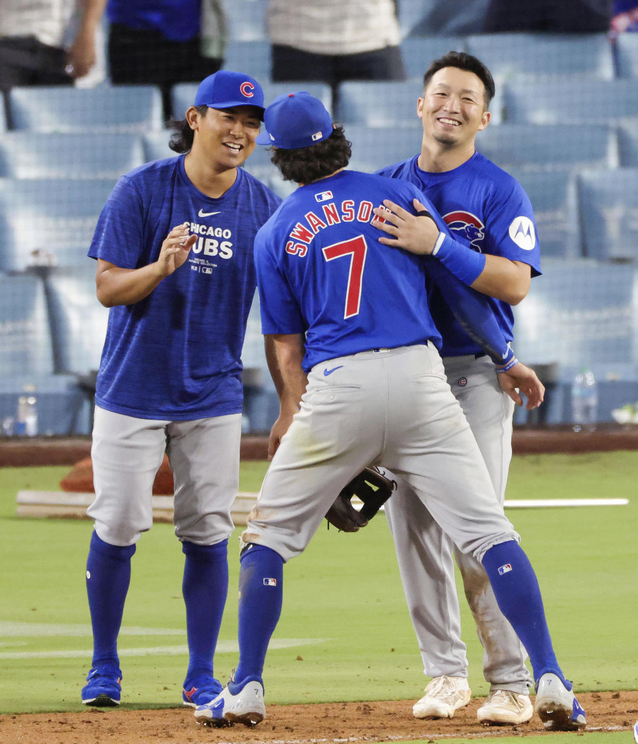 ドジャースに逆転勝利し、スワンソン（7）を迎えるカブス・鈴木（右）と今永(共同)