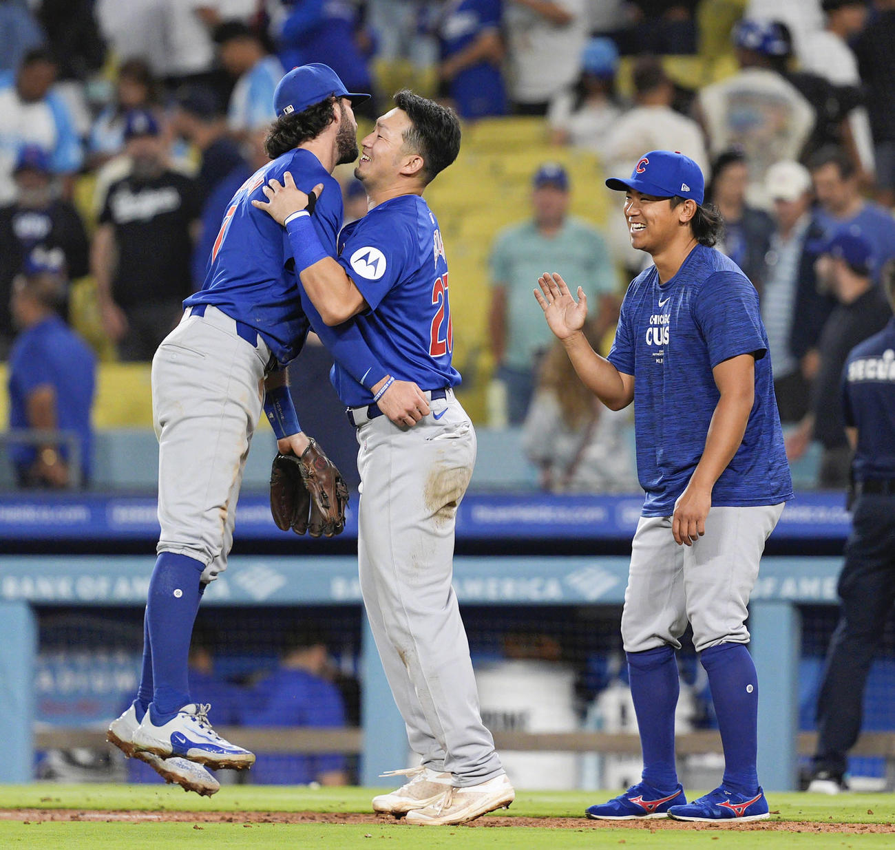 ドジャースに逆転勝利し、スワンソン（左）と抱き合うカブス・鈴木。右は13勝目を挙げた今永(共同)