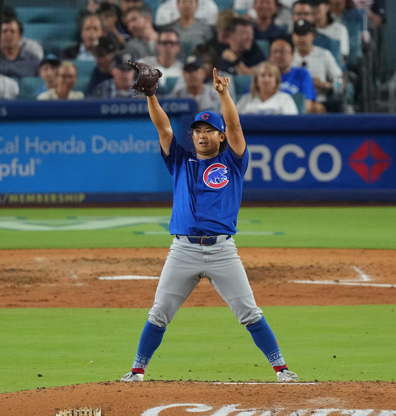 ドジャース対カブス　7回裏ドジャース2死一塁、E・ヘルナンデスを中飛を好捕したナインに向かってポーズをとる今永（撮影・菅敏）