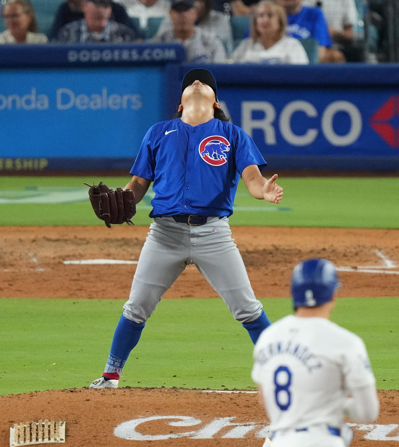 ドジャース対カブス　7回裏ドジャース2死一塁、E・ヘルナンデスを中飛に打ち取り、天を仰ぐ今永（撮影・菅敏）