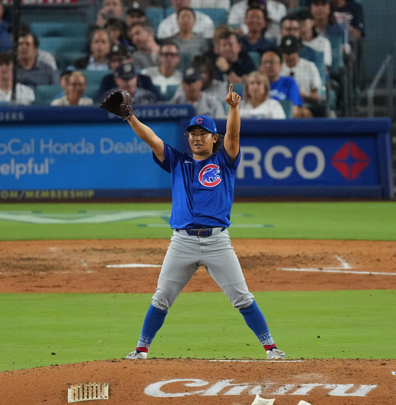 ドジャース対カブス　7回裏ドジャース2死一塁、E・ヘルナンデスを中飛を好捕したナインに向かってポーズをとる今永（撮影・菅敏）