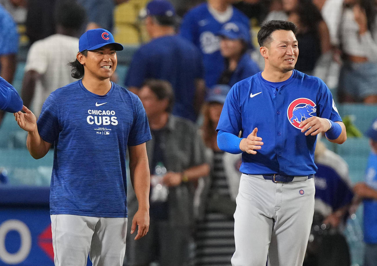 ドジャース対カブス　ドジャースに勝利し、笑顔でナインを迎えるカブス今永（左）と鈴木（撮影・菅敏）