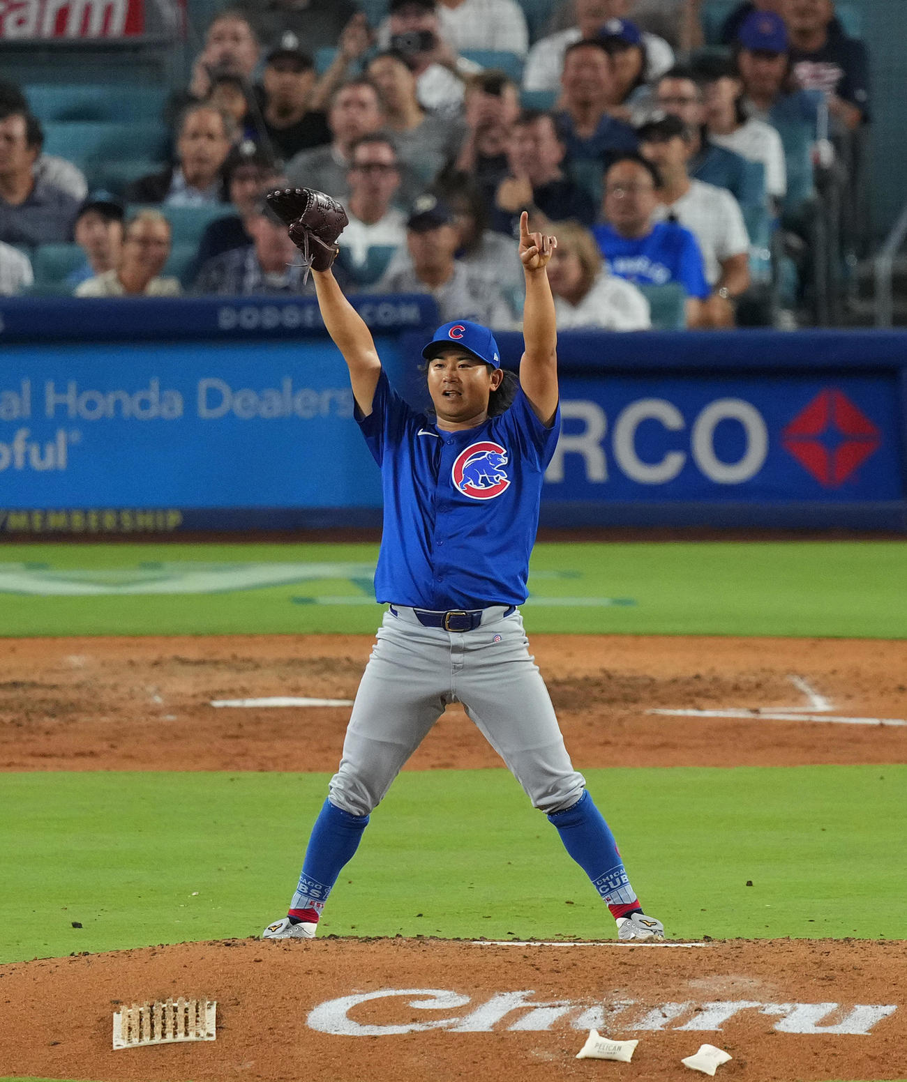 ドジャース対カブス　7回裏ドジャース2死一塁、E・ヘルナンデスを中飛を好捕したナインに向かってポーズをとる今永（撮影・菅敏）
