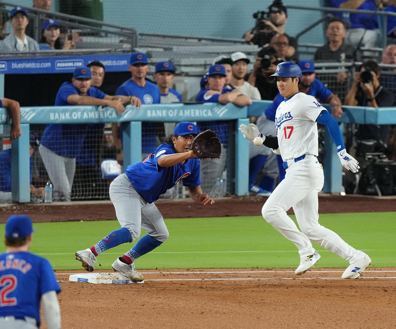 ドジャース対カブス　3回裏ドジャース無死一、二塁、大谷（右）を一ゴロ併殺打に打ち取り、ベースカバーに入る今永（撮影・菅敏）