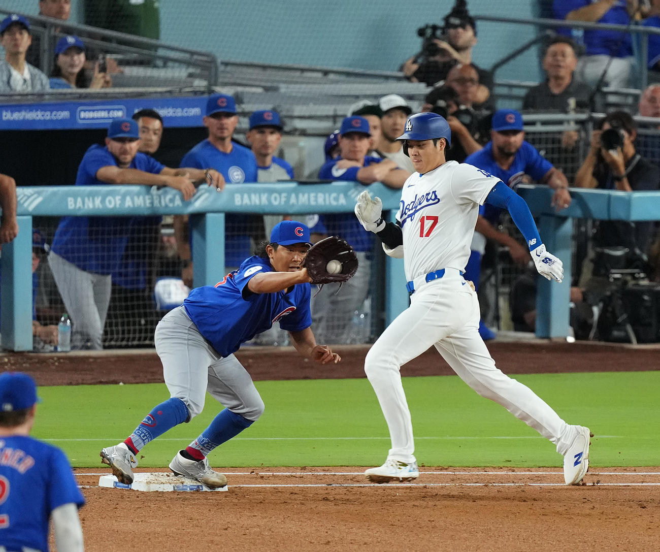 ドジャース対カブス　3回裏ドジャース無死一、二塁、大谷（右）を一ゴロ併殺打に打ち取り、ベースカバーに入る今永（撮影・菅敏）