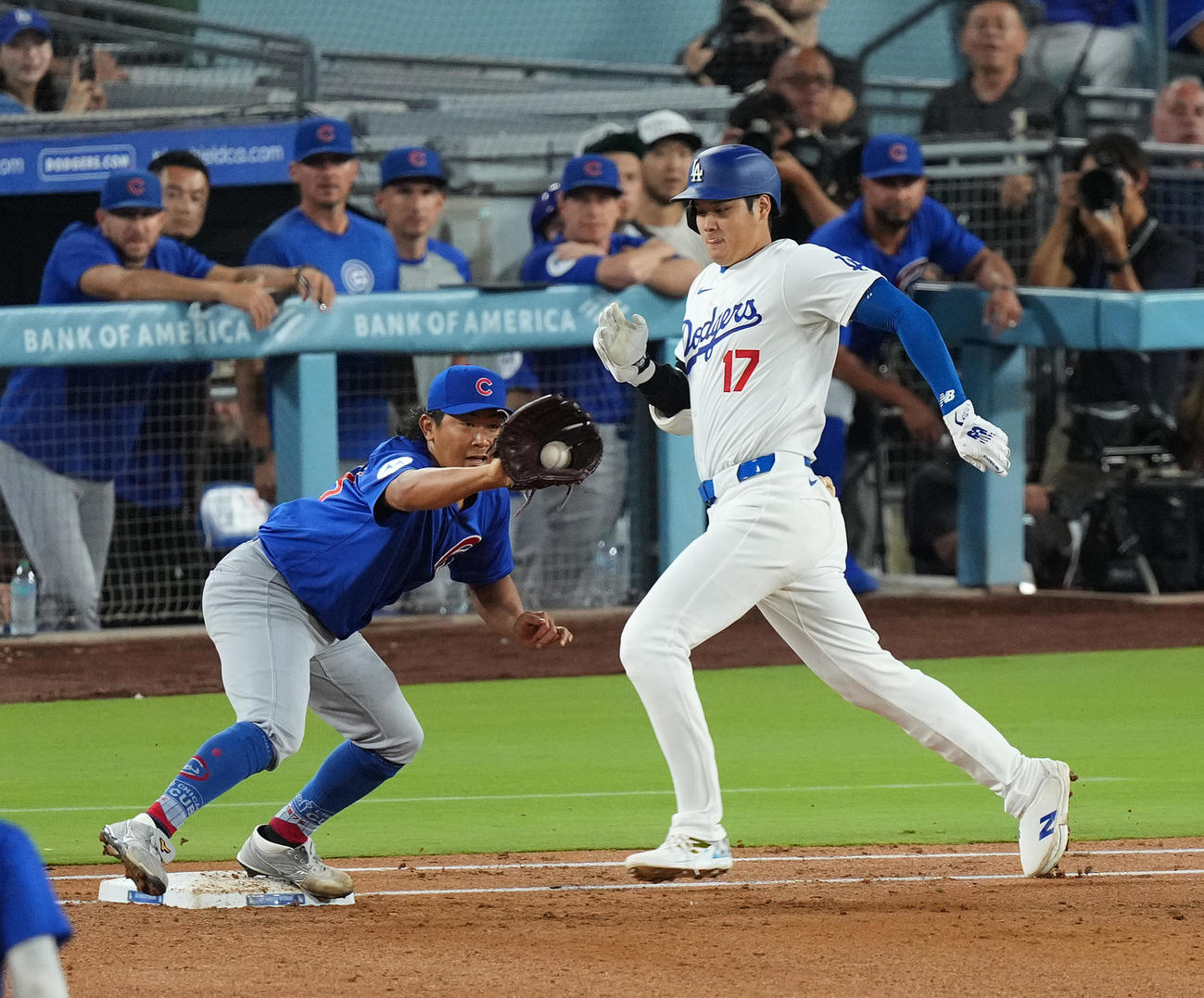 ドジャース対カブス　3回裏ドジャース無死一、二塁、一ゴロに倒れる大谷。左はベースカバーに入る投手今永（撮影・菅敏）