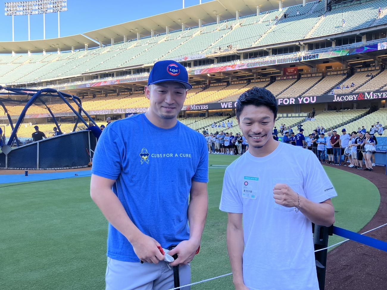 ドジャースタジアムを訪れたプロボクシングWBC世界バンタム級王者の中谷と写真に納まるカブス鈴木（左）