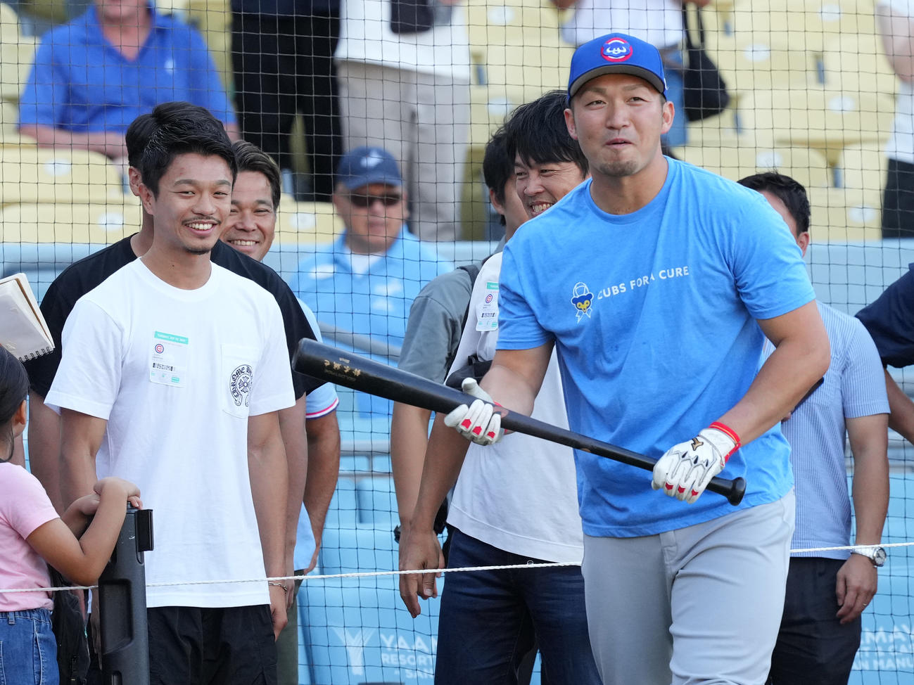 ドジャース対カブス　試合前、球場を訪れたボクシング世界チャンピオンの中谷（左）と談笑するカブス鈴木（撮影・菅敏）