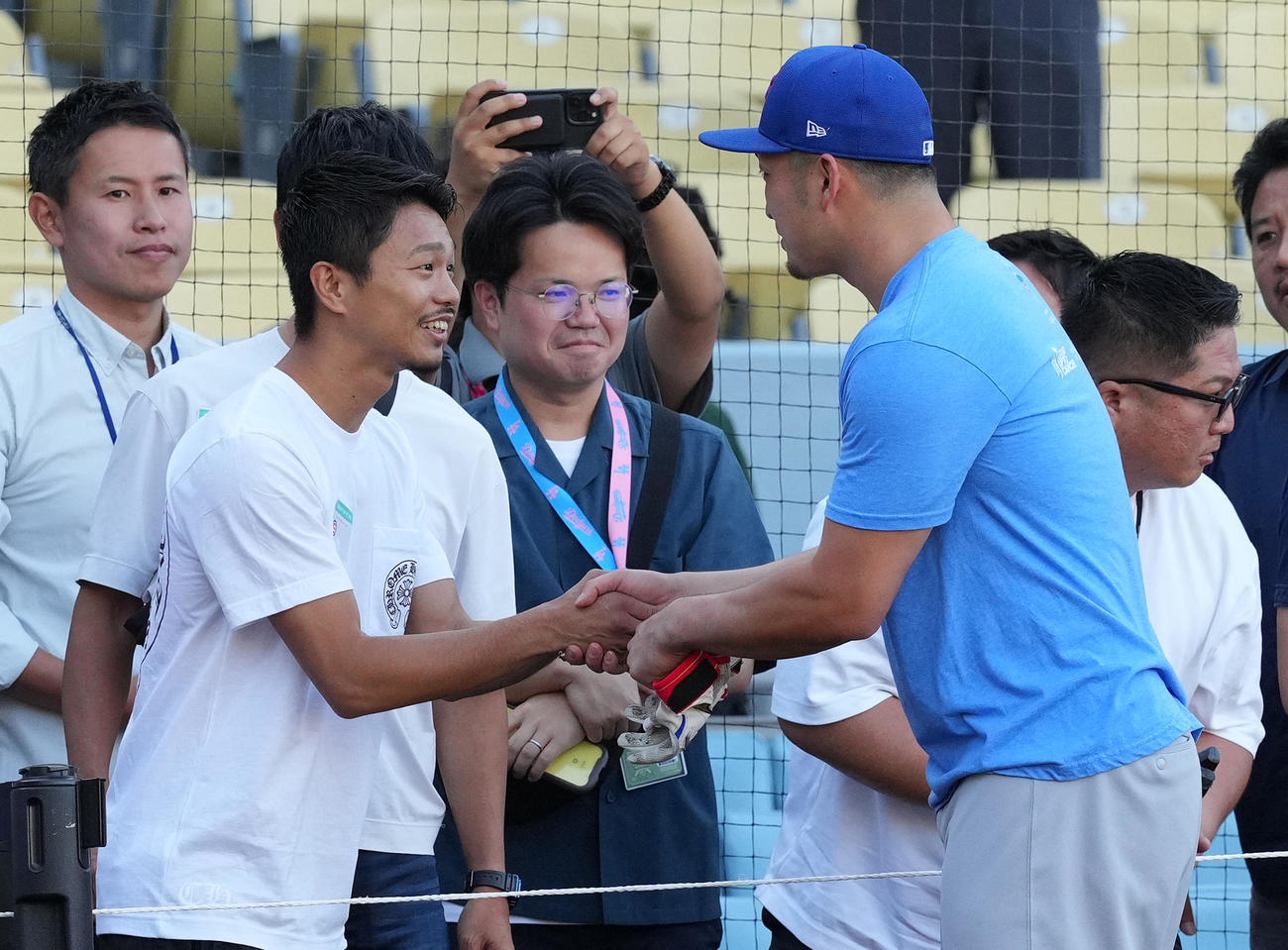 ドジャース対カブス　試合前、球場を訪れたボクシング世界チャンピオンの中谷（左から2人目）と握手をするカブス鈴木（撮影・菅敏）